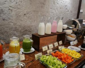 アレキパにあるHotel Santa Rosaの果物と野菜、そして牛乳のボトルのビュッフェ +35枚の写真