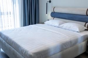 Letto o letti in una camera di Fidji Hotel