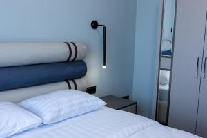 Letto o letti in una camera di Fidji Hotel