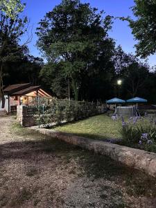 Aed väljaspool majutusasutust Etno House Šćepanov Hlad
