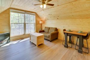 Posezení v ubytování Cabin with Lake Access Near Talladega Natl Forest