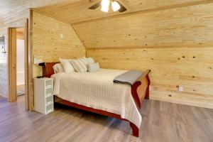 Postel nebo postele na pokoji v ubytování Cabin with Lake Access Near Talladega Natl Forest