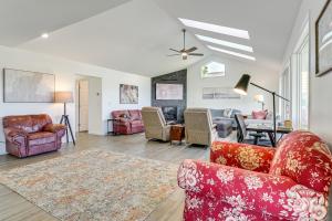 Zona d'estar a Anacortes Home with Views of Puget Sound