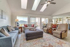 Zona d'estar a Anacortes Home with Views of Puget Sound