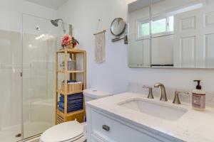 Bany a Anacortes Home with Views of Puget Sound