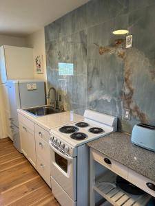 una cucina con fornelli e lavello di 1 Bedroom Apartment Wbalcony ad Albuquerque