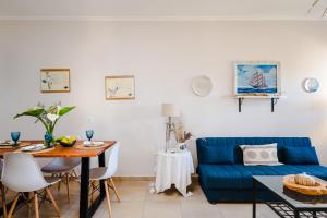 Posezení v ubytování Seaside Ipsos Apartment by Konnect