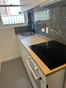 珀斯Villa in Nedlands, Venice的厨房配有水槽和台面 更多6张照片