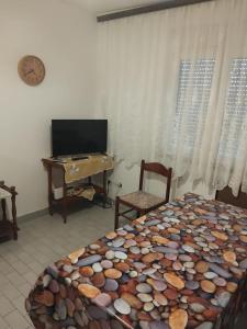 Μια τηλεόραση ή/και κέντρο ψυχαγωγίας στο Apartments Ćurić