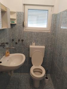 Ένα μπάνιο στο Apartments Ćurić