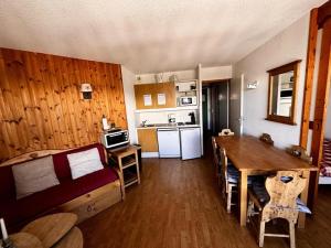 un soggiorno con cucina e tavolo da pranzo di Résidence Parc Aux Etoiles - C401PAE - APPARTEMENT SPACIEUX AVEC BALCON MAE-8794 a Narreyroux