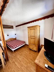 Camera con letto e porta in legno di Résidence Parc Aux Etoiles - C401PAE - APPARTEMENT SPACIEUX AVEC BALCON MAE-8794 a Narreyroux