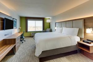 Postel nebo postele na pokoji v ubytování Holiday Inn Express Lake Worth NW Loop 820 by IHG