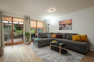 a living room with a couch and a table at ToHuus in Laboe