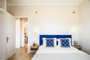 Postel nebo postele na pokoji v ubytování Seaside Ipsos Apartment by Konnect