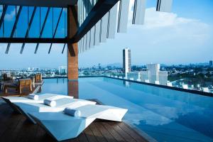 une piscine avec vue sur la ville dans l'établissement AC Hotel by Marriott Guadalajara Mexico, à Guadalajara