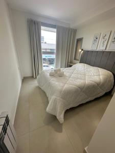 a bedroom with a large bed and a window at Dpto Villa María - Excelente Estadía in Villa María