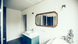 Koupelna v ubytování Das Blaue Haus + 37 fotografií