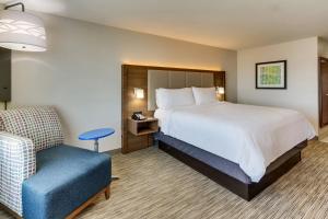 Postel nebo postele na pokoji v ubytování Holiday Inn Express Lake Worth NW Loop 820 by IHG