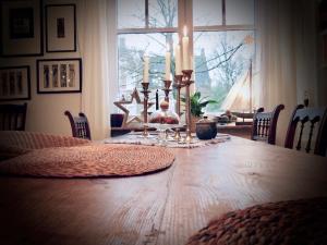 a dining room table with acandles on top of it at Das Blaue Haus in Husum