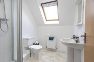 Koupelna v ubytování Ravensdale House Long Stay Sleeps 14 Free Wifi + 24 fotografií