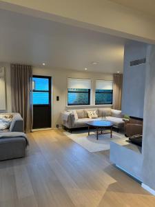 Ένα ή περισσότερα κρεβάτια σε δωμάτιο στο Large villa with boathouse