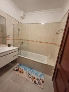 un baño con bañera y lavabo en Casa da Laranjeira, en Alvor 40 fotos más