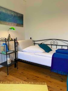 Postel nebo postele na pokoji v ubytování Das Blaue Haus