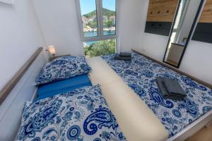 เตียงในห้องที่ Apartments Lonamare