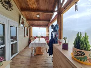 Μπαλκόνι ή βεράντα στο Le Chalet des Couleurs 3 Chambres au cœur du Domaine du Pré