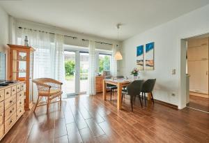 a kitchen and dining room with a table and chairs at Ferienbungalow LEO in Petersdorf auf Fehmarn