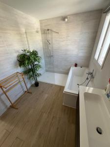 Ένα μπάνιο στο Les Grillons 3 bedroom house