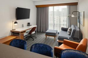 TV a/nebo společenská místnost v ubytování Courtyard by Marriott St Paul Downtown