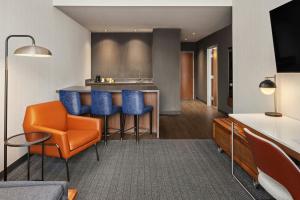 TV a/nebo společenská místnost v ubytování Courtyard by Marriott St Paul Downtown