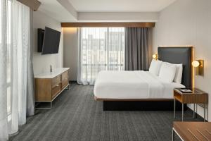 Postel nebo postele na pokoji v ubytování Courtyard by Marriott St Paul Downtown