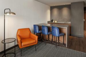 Posezení v ubytování Courtyard by Marriott St Paul Downtown