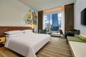 Ein Bett oder Betten in einem Zimmer der Unterkunft Four Points by Sheraton Kuala Lumpur, Chinatown