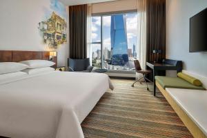 Ein Bett oder Betten in einem Zimmer der Unterkunft Four Points by Sheraton Kuala Lumpur, Chinatown