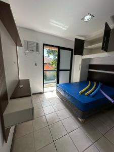 a room with a bed with yellow surfboards on it at Apartamento maravilhoso em Mangaratiba RJ in Mangaratiba
