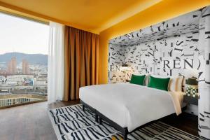 Voodi või voodid majutusasutuse Renaissance Zurich Tower Hotel toas +37 fotot