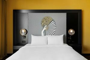 Cama o camas de una habitación en Renaissance Zurich Tower Hotel