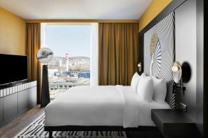Cama o camas de una habitación en Renaissance Zurich Tower Hotel