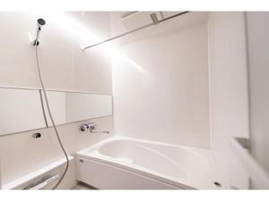 佐渡市にあるKanai Seiyoukan - Vacation STAY 98114vの白いバスルーム(シャワー、バスタブ付) +22枚の写真