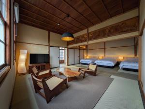 佐渡市にあるKanai Seiyoukan - Vacation STAY 98114vのベッド2台、テレビ、ベッドルーム1室が備わります。