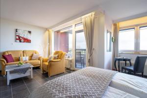 a hotel room with a bed and a living room at Berolina Balkonfeuer in Dahme