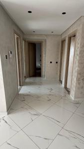 an empty room with white marble floors and walls at 2ch haut standing - calme & chic in Sale