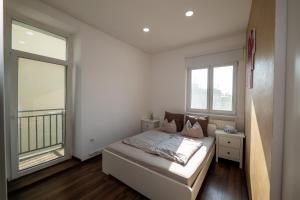 Un dormitorio con una cama y una ventana grande. en Cozy flat in center of Bratislava, en Bratislava