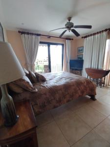 Una cama o camas en una habitación de Incredible Ocean View & Sunset 11 fotos más