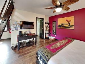 TV a/nebo společenská místnost v ubytování SabaiDii Guesthouse A & B