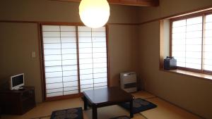 TV a/nebo společenská místnost v ubytování Funky Monkey Lodge, Myoko ファンキーモンキーロッジ 妙高